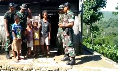 TNI Bedah Rumah Warga di Perbatasan