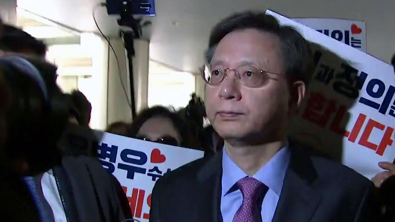 "레이저 눈빛 대신 인사"...우병우, 석방 뒤 첫 재판 출석 / YTN
