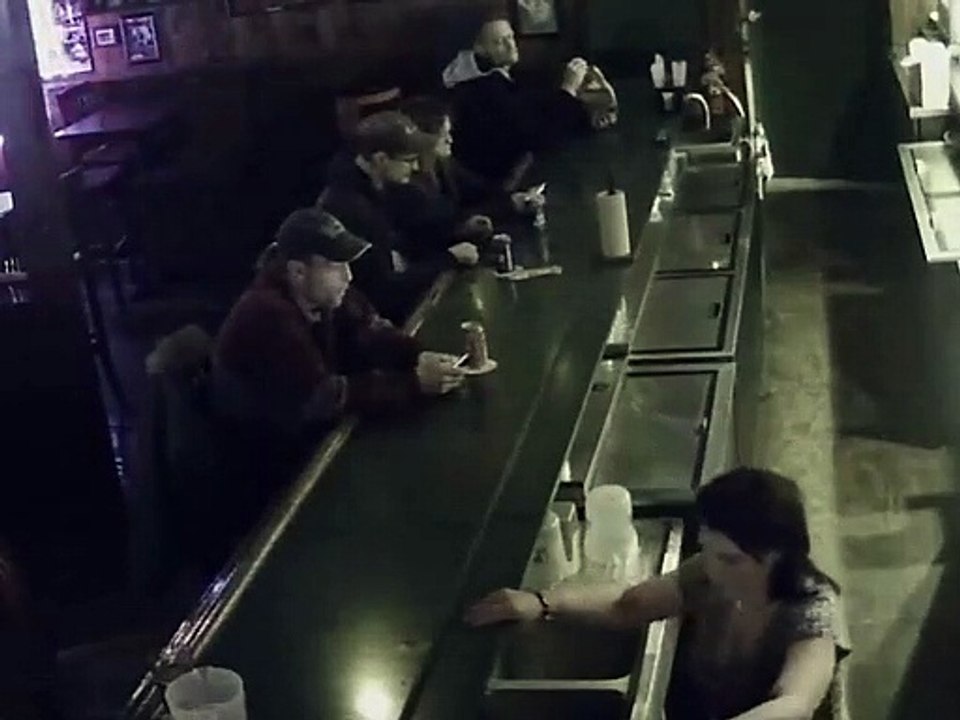 Cette serveuse fait un coma éthylique devant ses clients derrière le bar