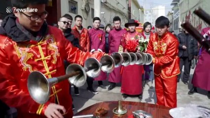 Skilful teen plays ten Chinese horns in one go