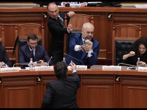 Paloka hedh bojë mbi Ramën