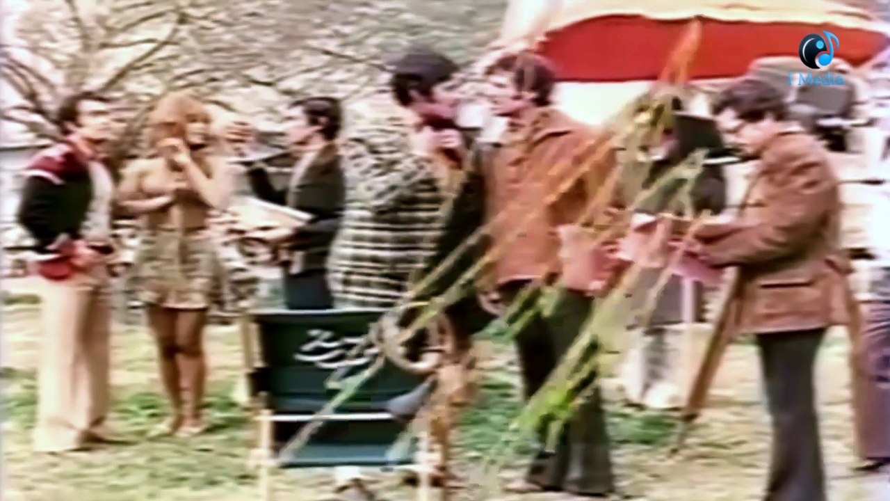 المعلم نام تحت الشجر عريان وهدومه اتسرقت