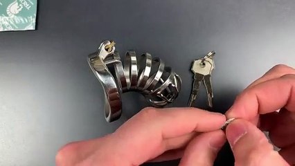 Ouvrir une cage de chasteté avec un préservatif