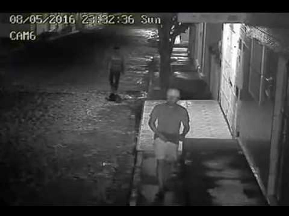 Flagrante: dois homens caminham armados nas ruas do distrito de Ibiranga (Itambé-PE)