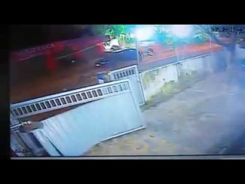 Flagrante: jovens são arremessados em batida entre moto e carro em Lucena-PB