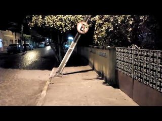 Carro bate em poste no centro de Itambé-PE