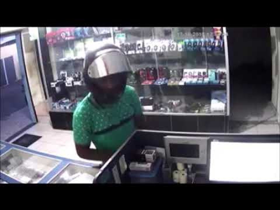 Bandido assaltando a Radical Net Telecom em Ibiranga distrito de Itambé-PE