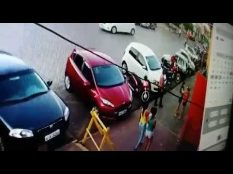 Homem estaciona carro em garagem no centro de Itambé PE