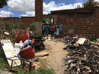 Incêndio destrói casa em Pedras de Fogo