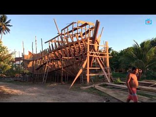 Barco em construção na praia de Acaú