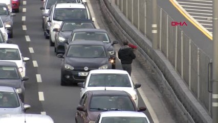 Sevgililer Gününde D-100'e Çiçekçi Akını