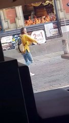 Elle danse en pleine rue, et embrasse le mur.. normal !