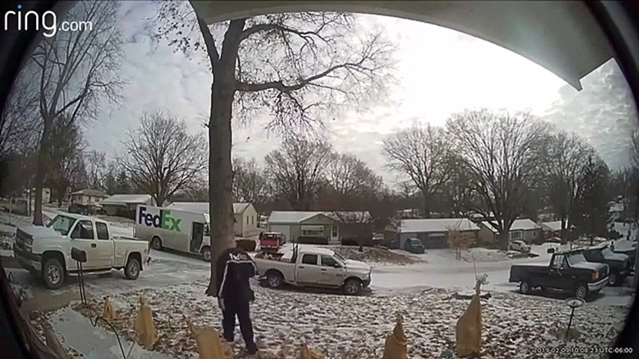 Livreur prudent sur du verglas