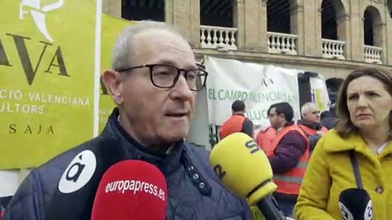 Miles de naranjas gratis contra la "falta de gestión"