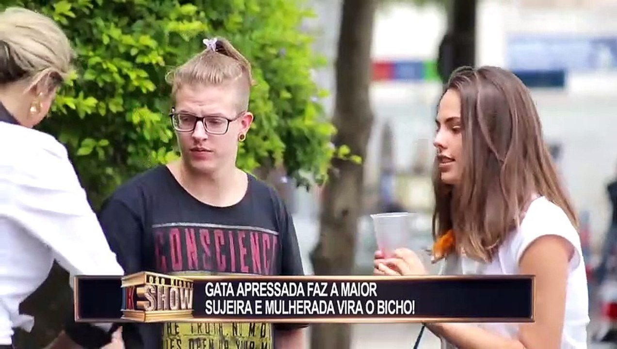 Gostosa fica meladinha ao se lambuzar com líquido e acaba tirando a blusa no meio da rua