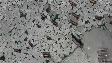 شاهد.. مياه البحر المتجمدة تحاصر مئات القوارب في الصين