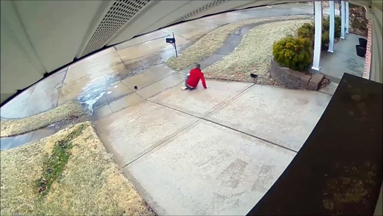 Un mix entre grosse chute et lancer de chaussures sur une allée verglacée