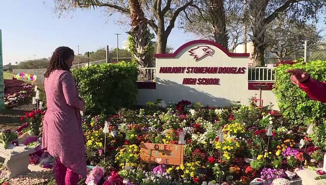 Recueillement un an après la tuerie dans un lycée de Floride