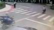Dois homens em uma moto tentam atirar em outro homem a pé.jpg