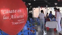 Parejas mexicanas celebran bodas al estilo Las Vegas en Torre Latinoamericana