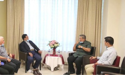 Prabowo Jenguk Ani Yudhoyono di Singapura
