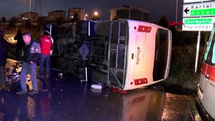 Ümraniye'de Servis Midibüsü ile Kamyonet Çarpıştı