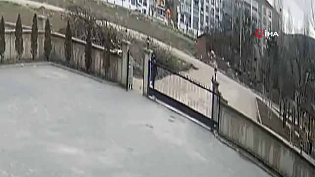 Girdikleri evden 15 bin liralık ziynet eşyası çalan zanlılar güvenlik kamerasına yakalandı