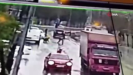 Gaspçılar bankaya para yatırmaya giden adamı araçtan attı, vatandaşlar yere saçılan paraları topladı... Tuzla'da soygun girişiminin görüntüleri ortaya çıktı