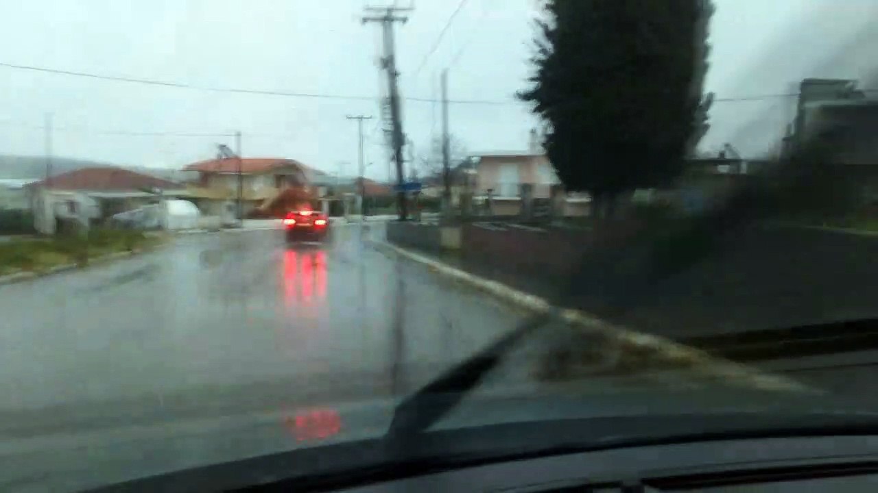 Χιονίζει στην παλαιά Εθνική οδό Θήβας Ελευσίνας. Προσωρινό απαγορευτικό για τα βαρέα οχήματα