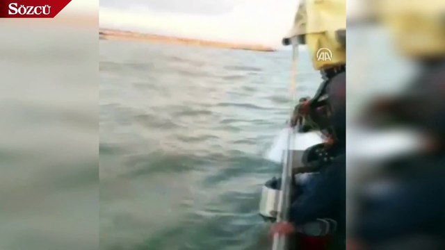 Alabora olan teknenin üzerinde yardım beklediler