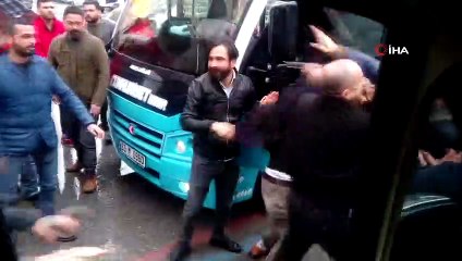 Minibüsçülerin tekme, tokatlı yol kavgası