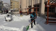 Hakkari’de karla mücadele çalışması sürüyor