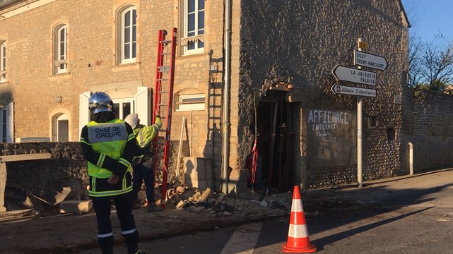 Accident : une voiture encastrée dans un mur de maison