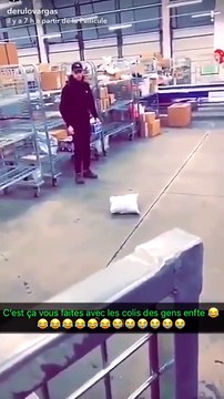 Quand des livreurs s'amusent à mettre des coups de pied dans les colis !