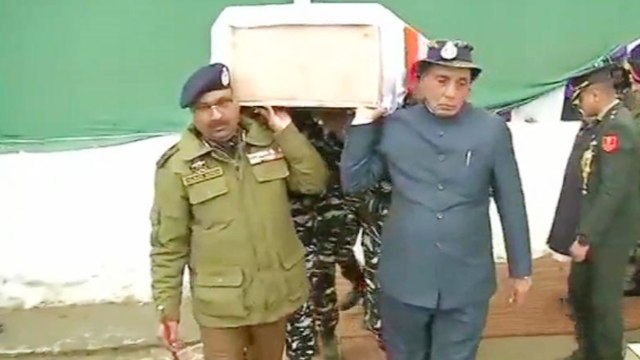 Pulwama हमला : Rajnath Singh Pulwama में शहीद हुए जवान को कंधा दिया | वनइंडिया हिंदी