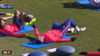 Quand Diego Costa embête Thomas Lemar à l’entraînement