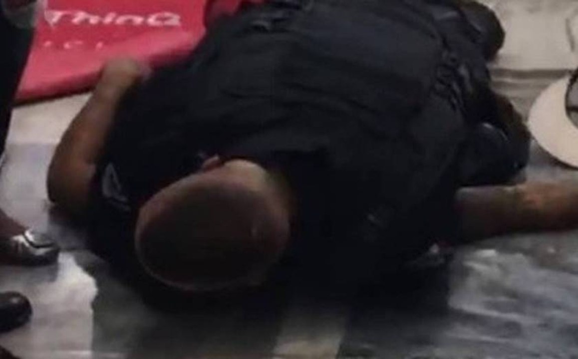 Jovem morre após ser sufocado por segurança em mercado no Rio de Janeiro