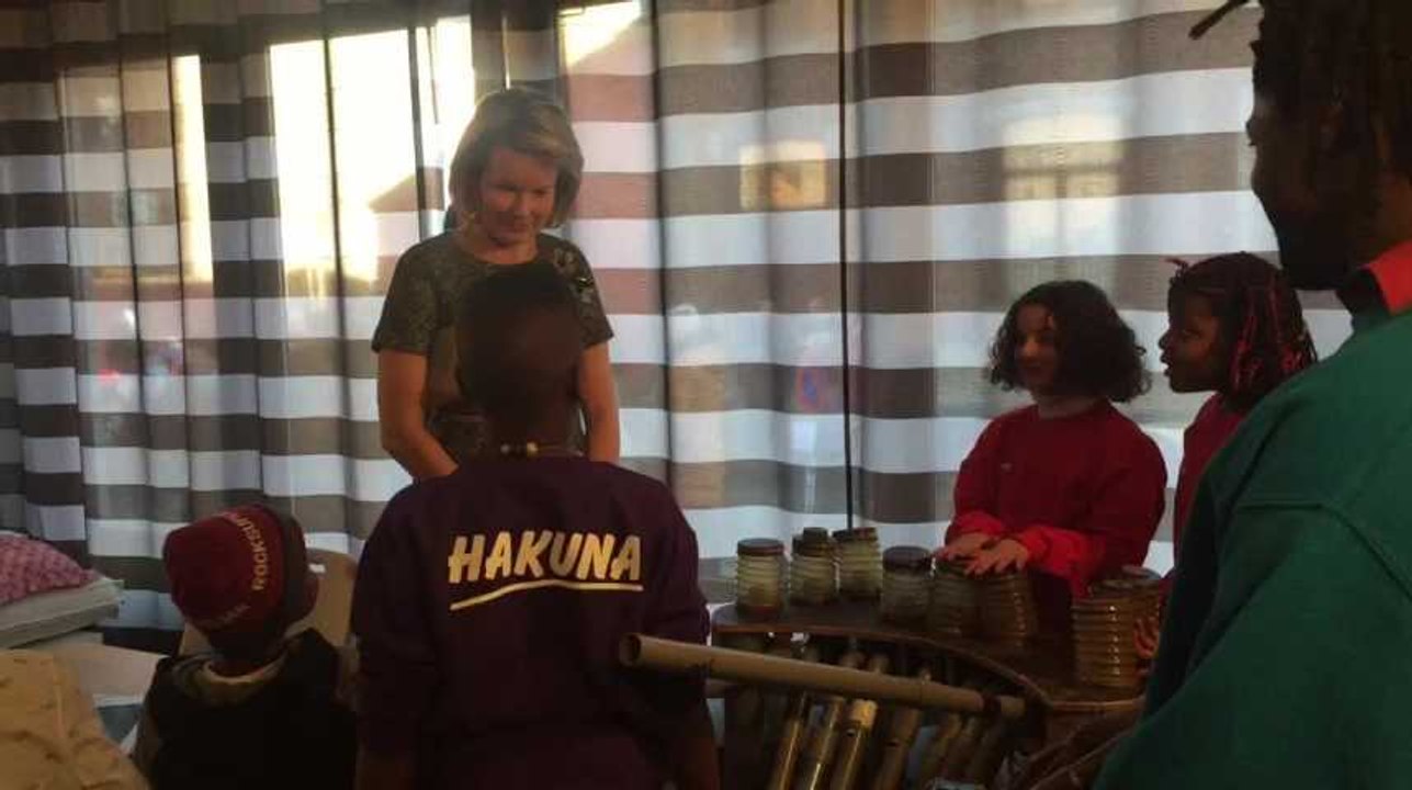 Fleurus: la Reine Mathilde joue de la musique avec les enfants