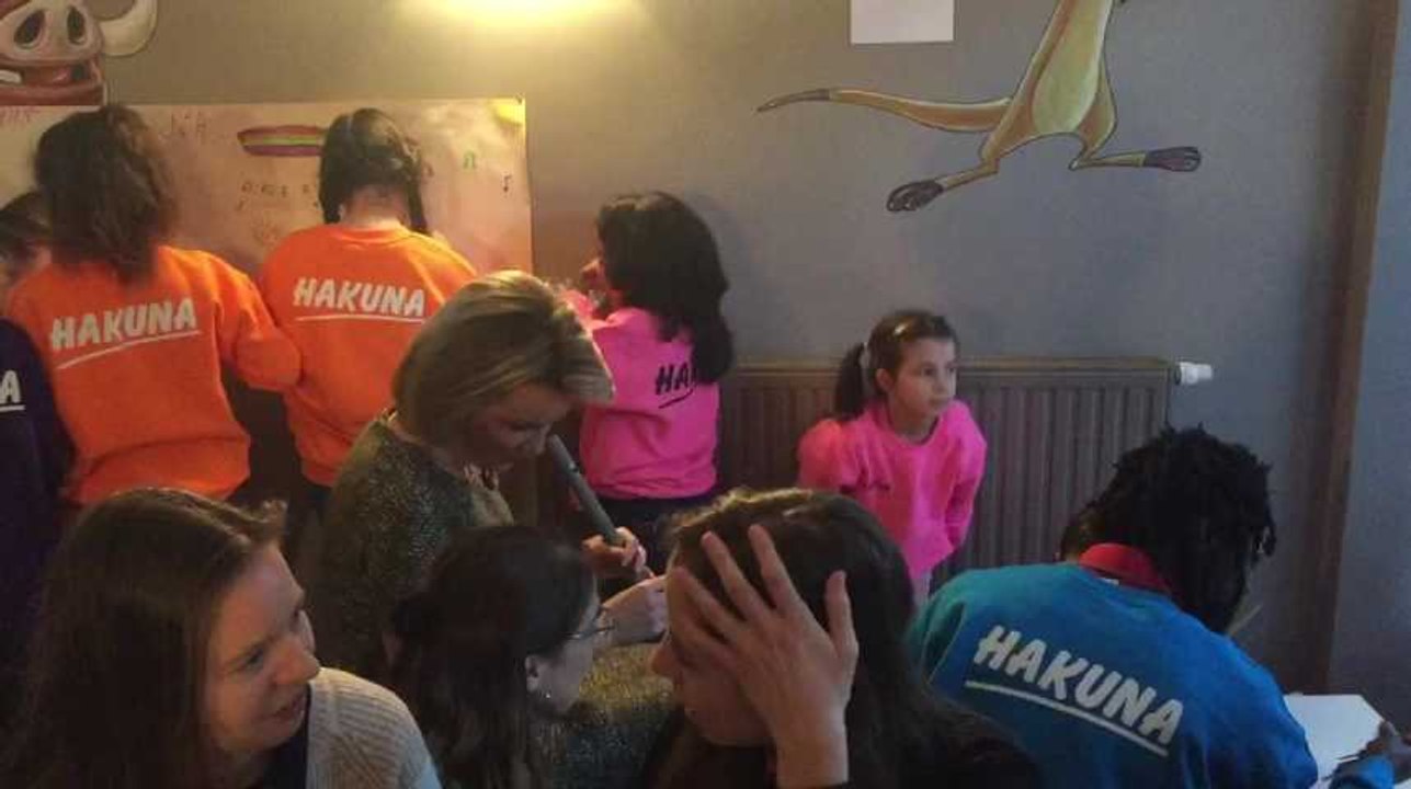 Fleurus: la Reine Mathilde discute avec les enfants de leur projet