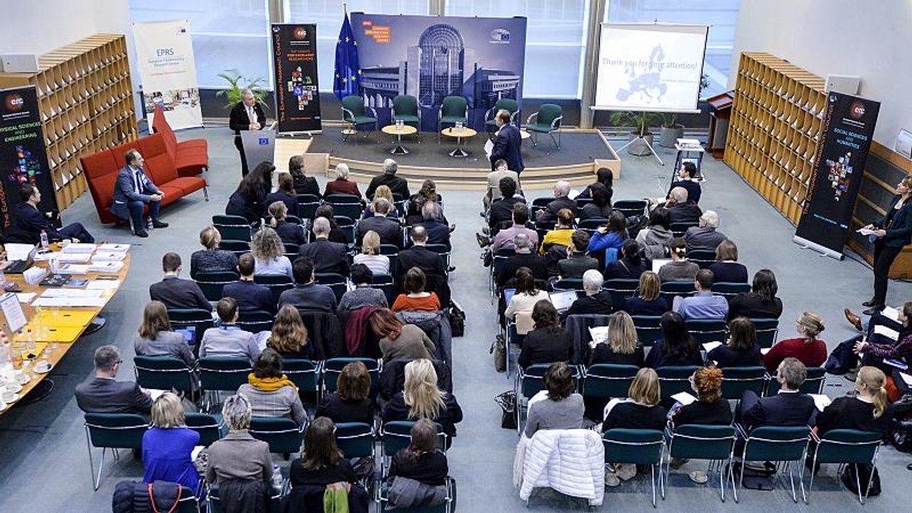 Fake News: Politicians, journalists, and scientists face mistrust together