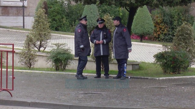 Policia: Protesta tek “Ismail Qemali” cënon diplomatët - News, Lajme - Vizion Plus