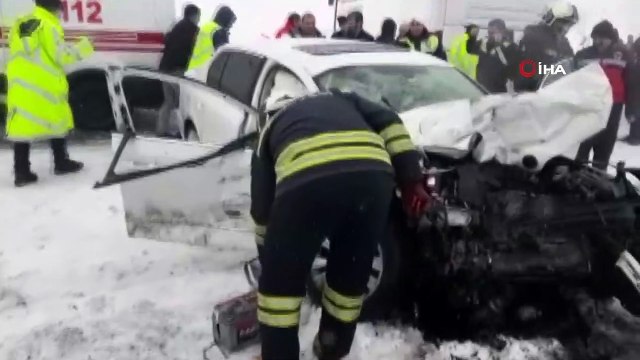 Otomobil ile otobüs çarpıştı: 1 ölü, 10 yaralı