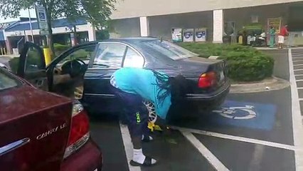 Garé sur une place handicapée, il part avec le sabot de la fourrière accroché à sa voiture