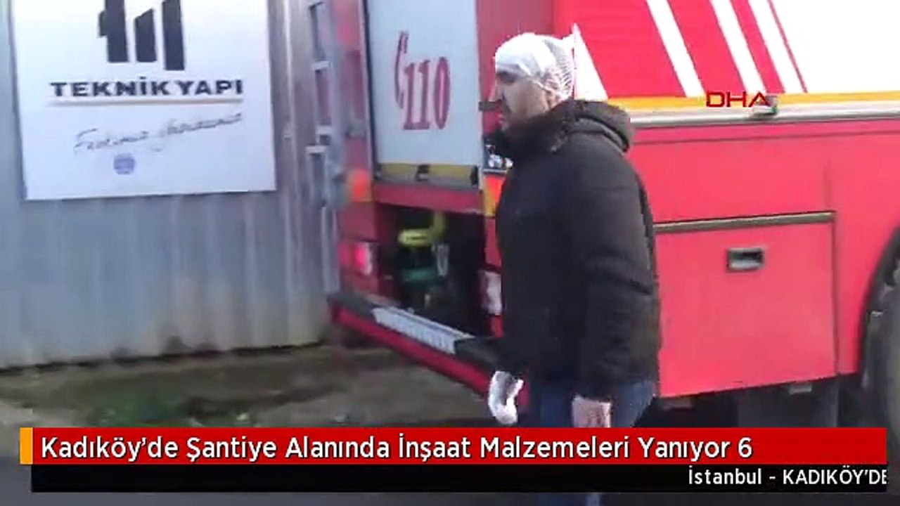 Kadıköy'de Şantiye Alanında İnşaat Malzemeleri Yanıyor 6