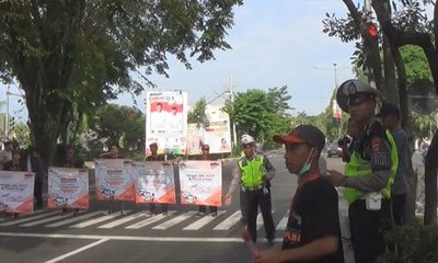 KPU Jembrana Ajak Warga Gunakan Hak Pilih dengan Bagikan Bunga Mawar