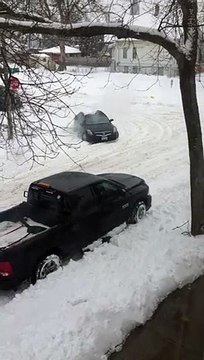 Voici comment procéder pour dégager sa voiture bloquée par la neige