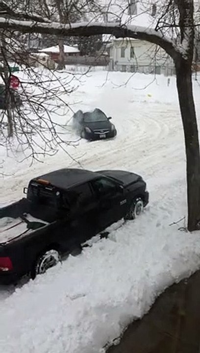 Voici comment procéder pour dégager sa voiture bloquée par la neige