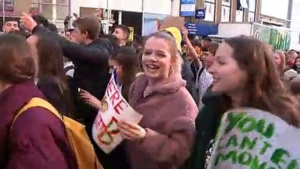 Thousands of kids march in Brighton climate protest