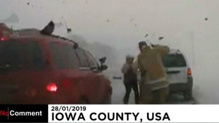 Elképesztő felvétel arról, ahogy majdnem elgázoltak egy amerikai rendőrt