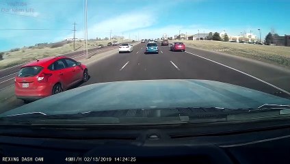 Ces lignes électriques tombent sur les voitures roulant sur la route !